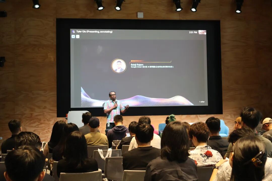 Balaji Rajamの名前が映されたスクリーンとコンテンツ制作に関する講演風景