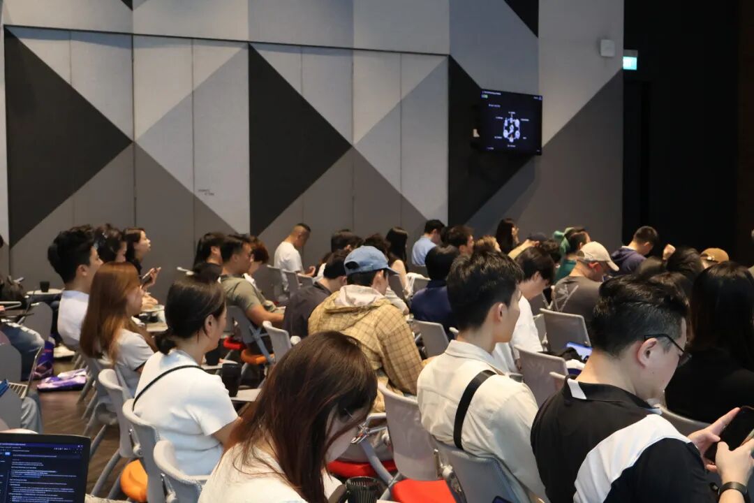 シンガポール会場で講演を聞く参加者たち